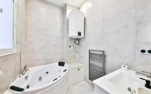 Champs Elysees!Montaigne, New Luxurious 6pers Flat