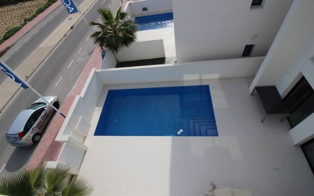 Villa con piscina Activa28