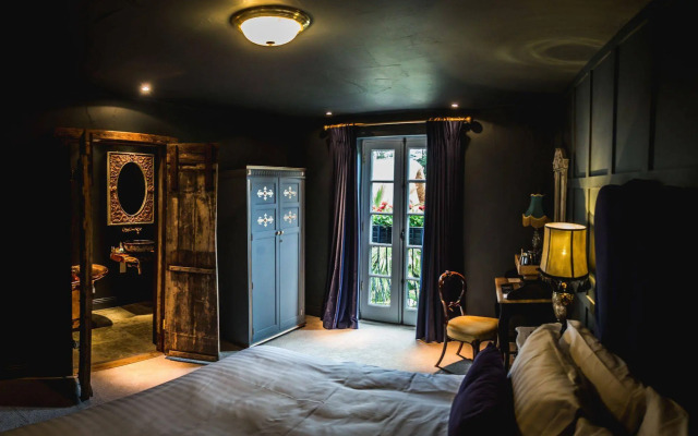 Le Petit Chateau & William de Percy