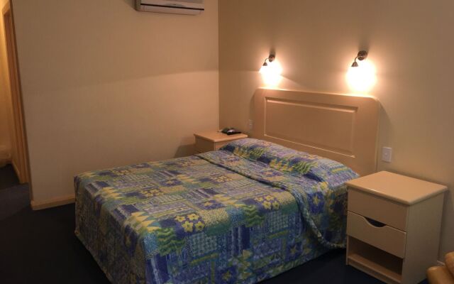 Mayfair Plaza Motel