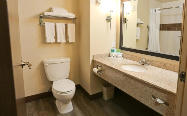 Holiday Inn Express & Suites - Vernon by IHG