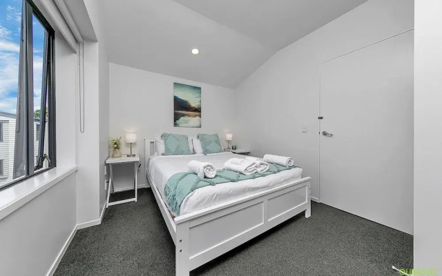 Parnell Gem w/ Balcony & Parking Near Arena