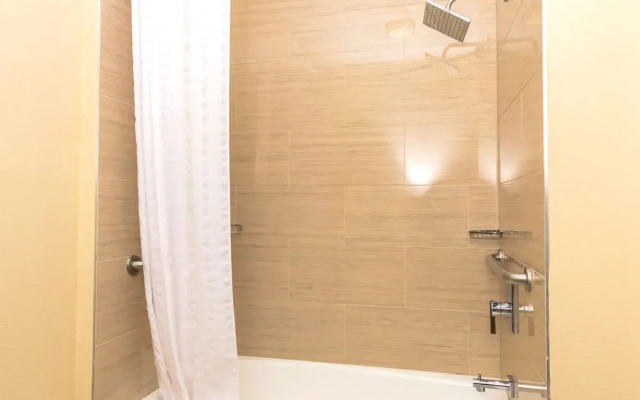 Econo Lodge Inn & Suites East