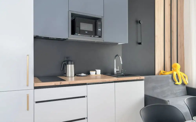 Poznan Apartment With Desk by Renters