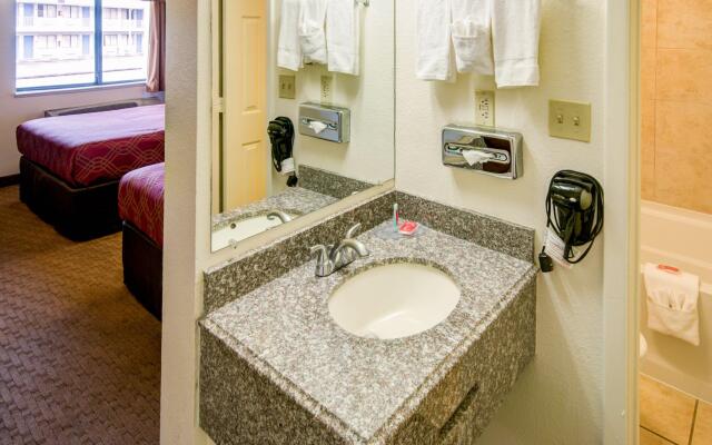 Econo Lodge East