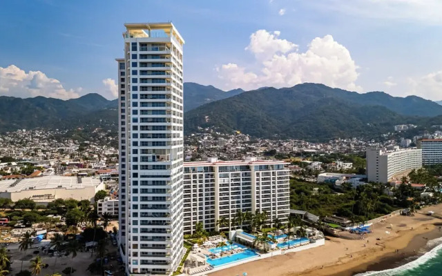 Oceanfront 1BR with Balcony & Pool