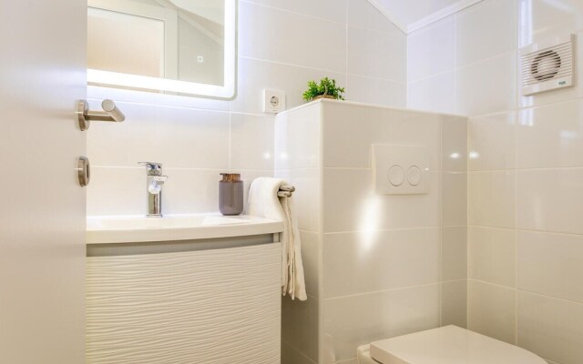 Amazing Home in Siveric with Hot Tub, Sauna & WiFi