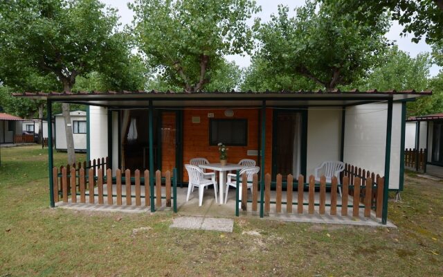 Comfy Chalet with Terrace near Sea