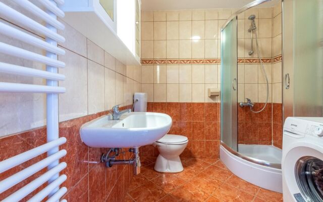 Stunning Apartment in Kastel Luksic With 3 Bedrooms