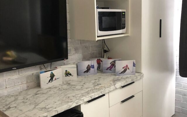 1 Bedroom Lawlers 24