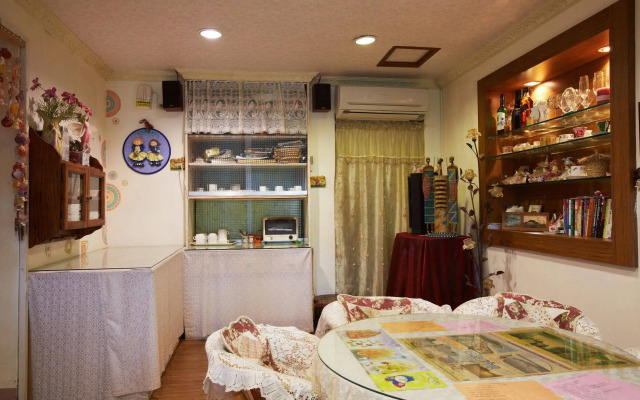 Love in Pearl Hostel