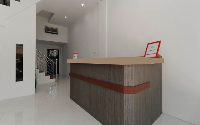 RedDoorz Plus near RS Royal Prima