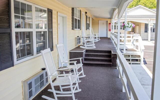 Longhouse Lodge Motel