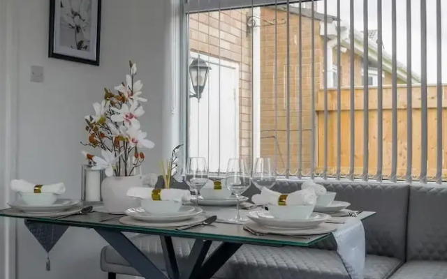 Stylish 4 Bed Apartment- Private Garden & Sleeps 8