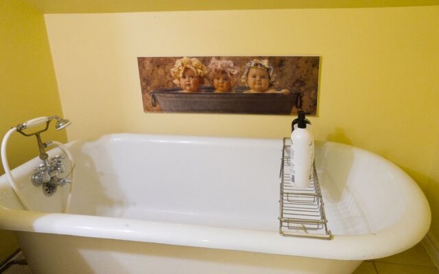 Jordan Village Guest Manor B&B & Niagara Weddings by Sheldon & Judy