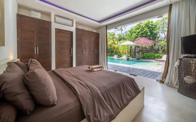 Elegant Private Villa, 3 BR, Seminyak With Staff