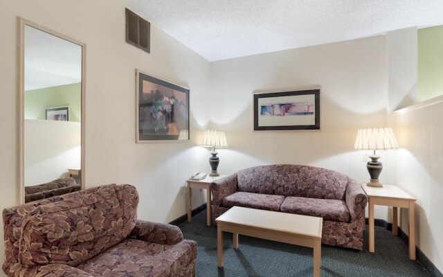 Econo Lodge Inn & Suites