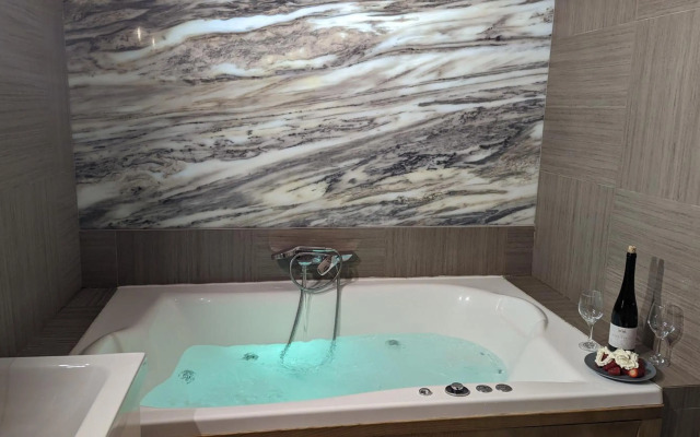 120M2 LUXURY CONDO with SAUNA, JACUZZI, CINEMA In Downtown Budapest