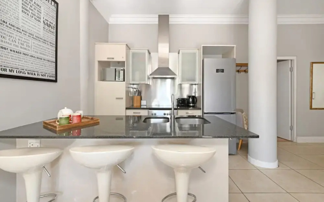 Charming Sea Point 1 Bed With Leafy Patio