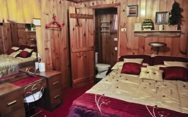#6 - Casablanca 1 Bedroom Cabin by RedAwning