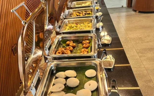 OYO Premium East Nada
