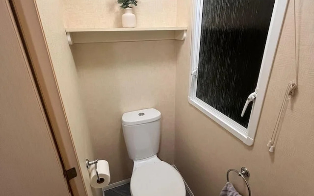 Lovely Caravan Located in an Amazing Holiday Park