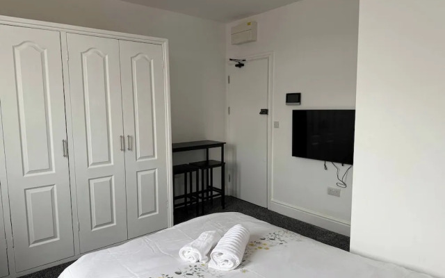 Peaceful Luton Apartment Close to Airport & Amenities