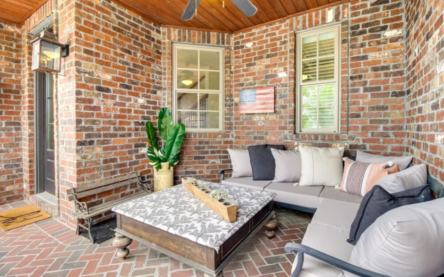 Charming Savannah Townhome - 1 Block to Riverwalk!