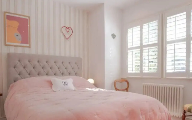 Stylish 2 Bedroom Flat Overlooking The River