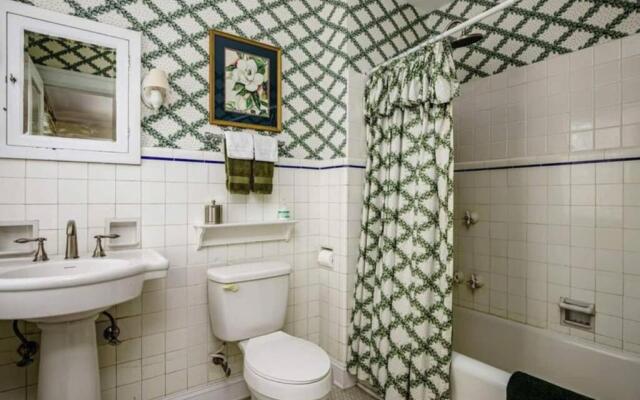 Knollwood House Bed & Breakfast