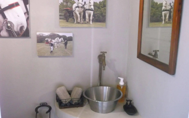 T'Niqua Stable Inn
