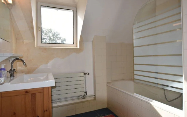 Modern Mansion in Machemont with Private Garden