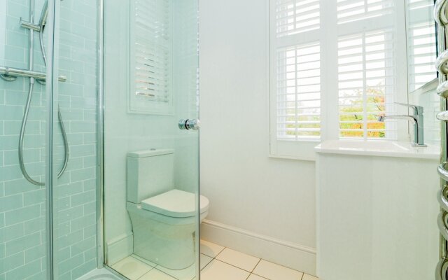 4 Bedroom Canalside Family Home in Oxford