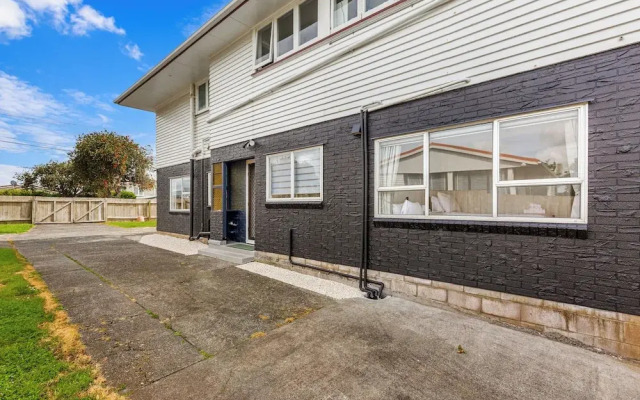 Spacious, Freshly Renovated 3Br Ellerslie Unit!