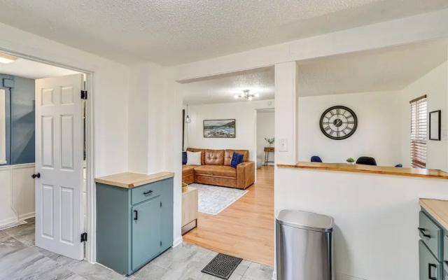 Jefferson City Bungalow: Hot Tub & Patio!
