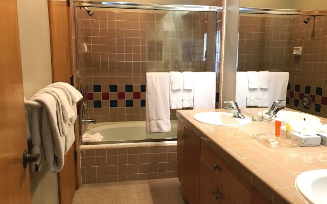 Squaw Valley Lodge