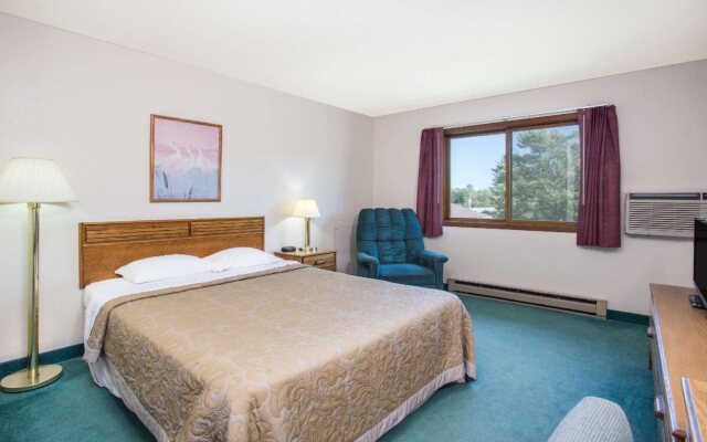Wautoma Inn by OYO Near Airport WI 73