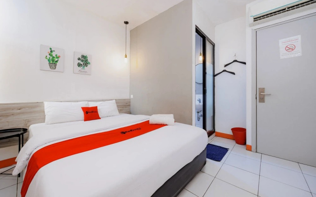 RedDoorz Near Mangga Dua Mall – Guest Rooms – Jakarta
