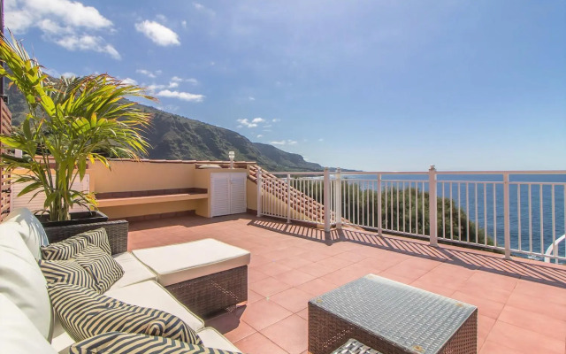 Villa in protected space in front of the sea