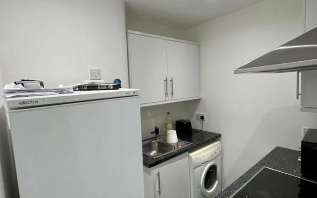 1-bed Apartment Next to Paisley Gilmour Station!
