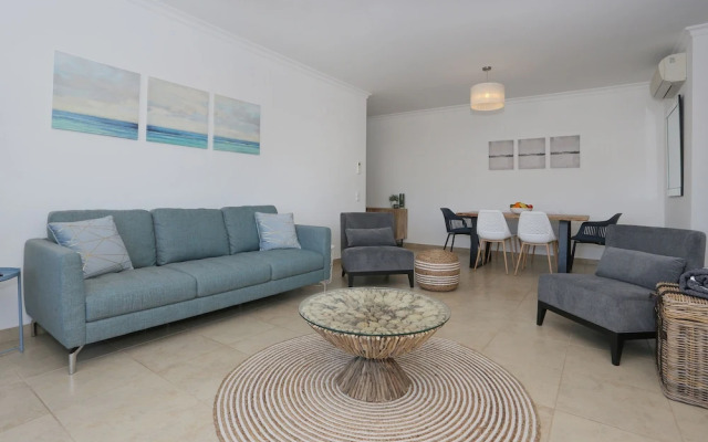 3-bedroom Apt, Sleeps 6, Pool, Gym & Jacuzzi