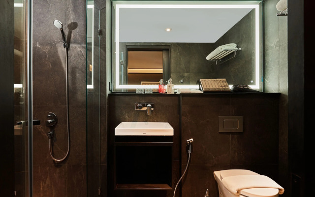 The Gravitique Hotel Khaosan