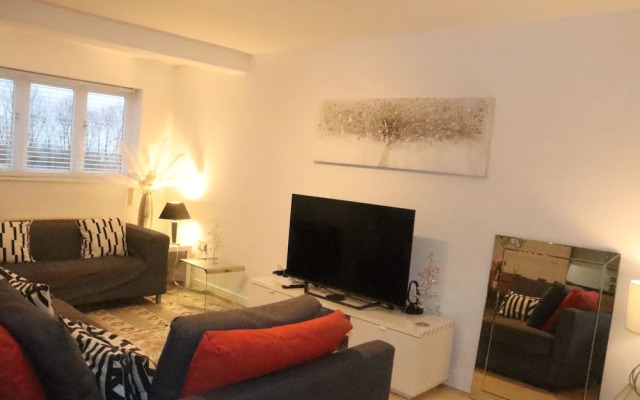 Skyline Haven Modern 2BR w/ Free Parking & 4kTV