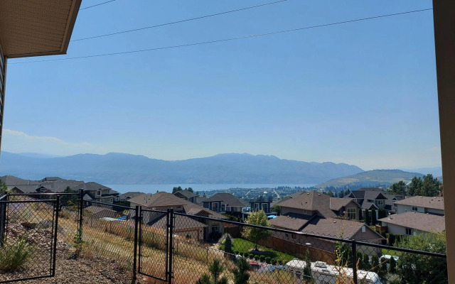 Peaceful and Spacious Lake View