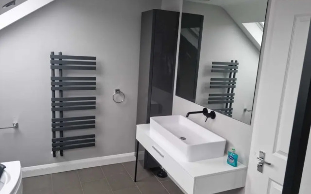 Impeccable 4-bed House in London With Jacuzzi