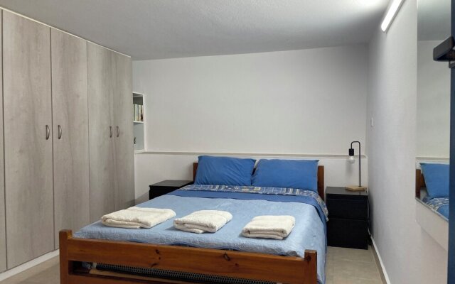 Gorgeous White Marsis Apartment in Paros