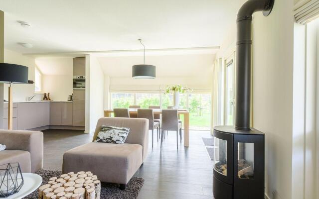 Lakeside Villa Near Sneekermeer