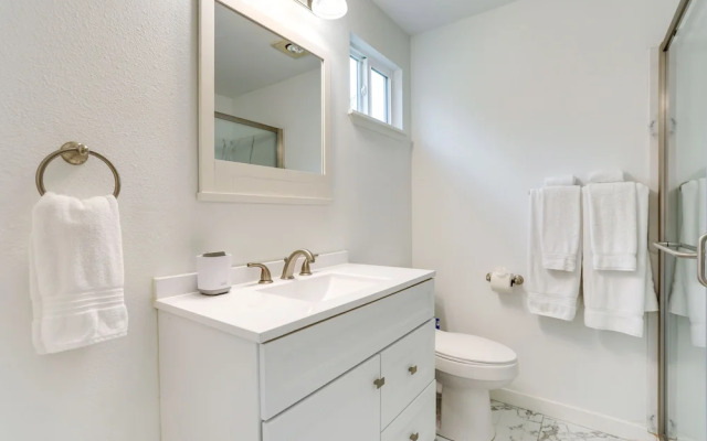 Beautiful Kenmore Retreat Near Marina & Beach!