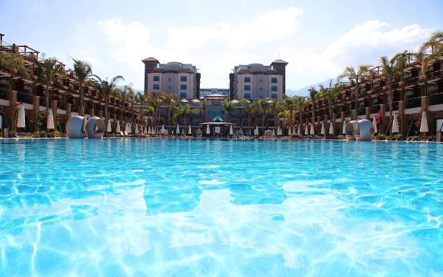 Cratos Premium Hotel & Casino