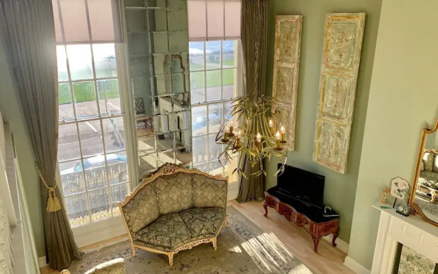 2 Bedroom Regency Flat on the Sea Front